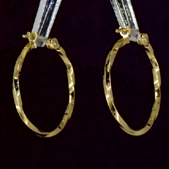 Kay Jewelers Polished Twist Hoop Earrings 14K Yellow Gold 2mm - Picture 4 of 12